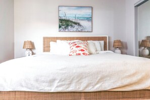 2 Schlafzimmer, Schreibtisch, Bügeleisen/Bügelbrett, Reisekinderbett