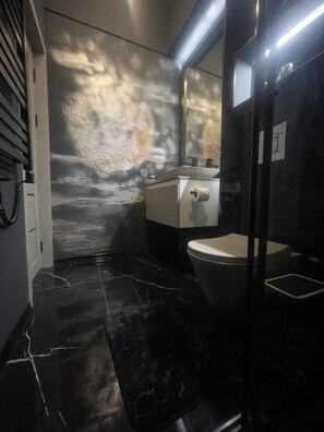 Hiustenkuivaaja, pyyhkeet, saippua, vessapaperi