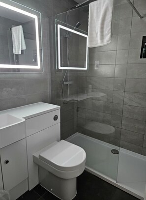 Dusj, hårføner og håndklær