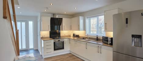 Kühlschrank, Mikrowelle, Ofen, Herdplatte