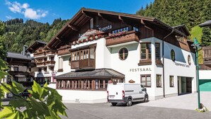 Un edificio de estilo chalete tradicional con un letrero que dice "Apartment Tuenta FESTSAAL".