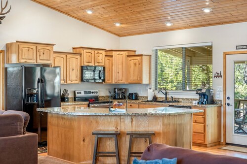 3 bed 2 bath cabin in Pinetop-Lakeside: WiFi, Fenced yard, AC, Wood Pellet Stove