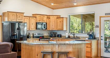 3 bed 2 bath cabin in Pinetop-Lakeside: WiFi, Fenced yard, AC, Wood Pellet Stove