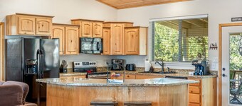3 bed 2 bath cabin in Pinetop-Lakeside: WiFi, Fenced yard, AC, Wood Pellet Stove