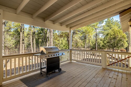 3 bed 2 bath cabin in Pinetop-Lakeside: WiFi, Fenced yard, AC, Wood Pellet Stove