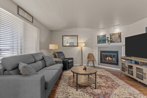 TV connectée, cheminée, baby-foot, livres