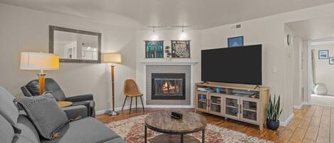 TV connectée, cheminée, baby-foot, livres