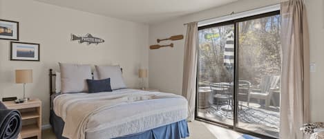 2 室のベッドルーム、デスク、アイロン / アイロン台、旅行用ベビーベッド