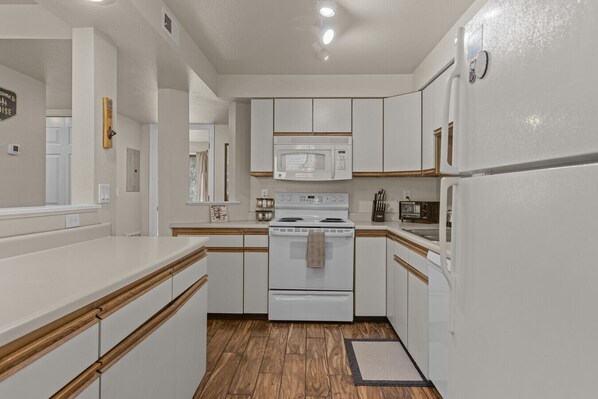 Frigorífico, microondas, horno y placa de cocina