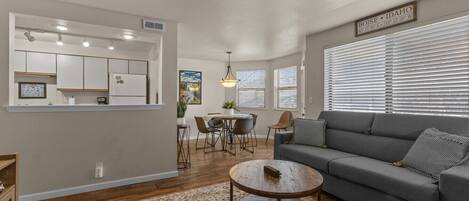 Smart-tv, eldstad, bordsfotboll och böcker