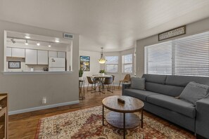 Una Smart TV, una chimenea, un futbolín, libros