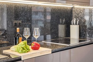 Fridge, microwave, oven, dishwasher - Apartment Bay View - By Wehost (Funchal)