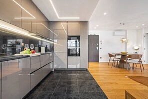 Kjøleskap, mikrobølgeovn, ovn og oppvaskmaskin