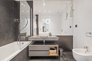 Shower, hair dryer, towels - Apartment Bay View - By Wehost (Funchal)