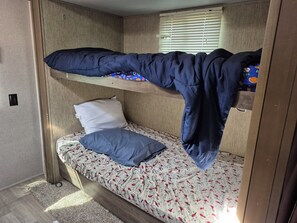 Bed sheets - Superb campground in Glencoe with travel trailer that sleeps7 to 8 people. (Glencoe)