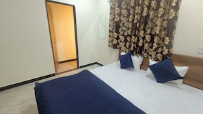Deluxe Double Room - Hotel Nandi INN (Ujjain)