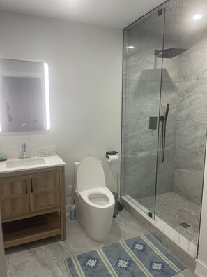 Toalhas de banho, sabonete, papel higiênico 