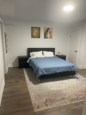 1 bedroom, iron/ironing board, free WiFi, bed sheets - Cozy retreat! Perfect for two. Relax & unwind in this charming space. (Oshawa)