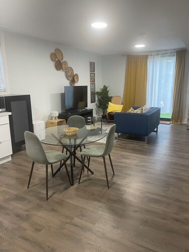 Cozy retreat! Perfect for two. Relax & unwind in this charming space.