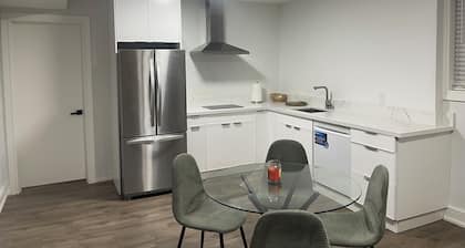 Cozy retreat! Perfect for two. Relax & unwind in this charming space.