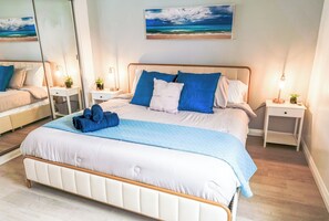 1 habitación, escritorio, tabla de planchar con plancha y cuna de viaje