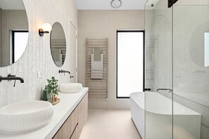 SĂšche-cheveux, bidet, serviettes fournies, savon