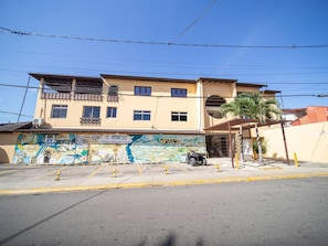 Exterior - Colonial 2BR Apartment 2mins Walk to Beach! (Sosúa)