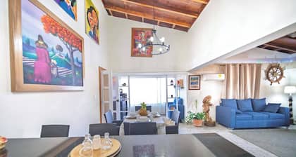 Colonial 2BR Apartment 2mins Walk to Beach!