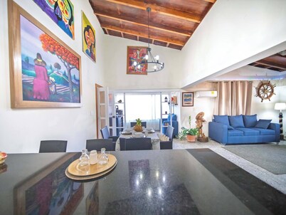Colonial 2BR Apartment 2mins Walk to Beach!