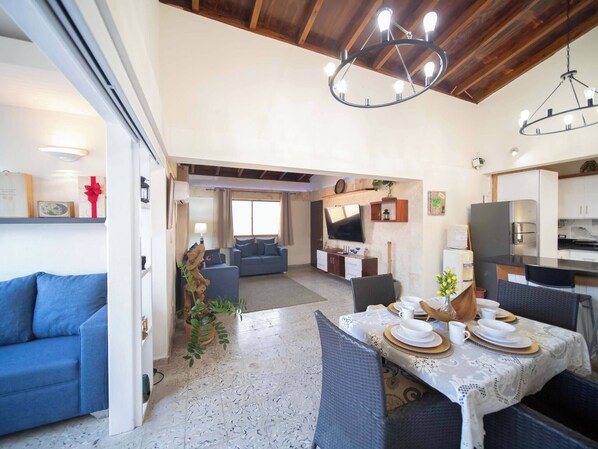 Living room - Colonial 2BR Apartment 2mins Walk to Beach! (Sosúa)