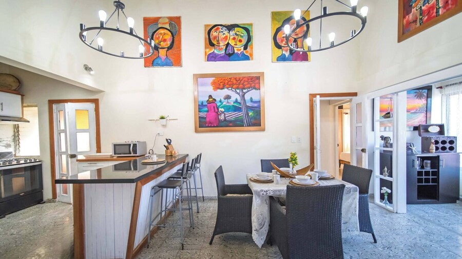 Colonial 2BR Apartment 2mins Walk to Beach!