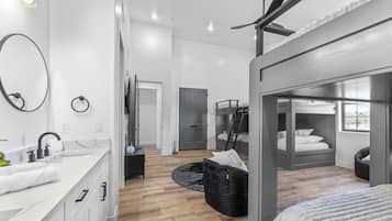 6 quartos, ferros/tábuas de passar roupa, berço de viagem