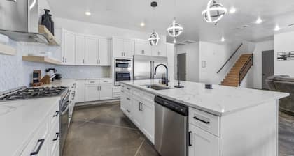 BRAND NEW HOME!!!! Large Pool, small putting green
