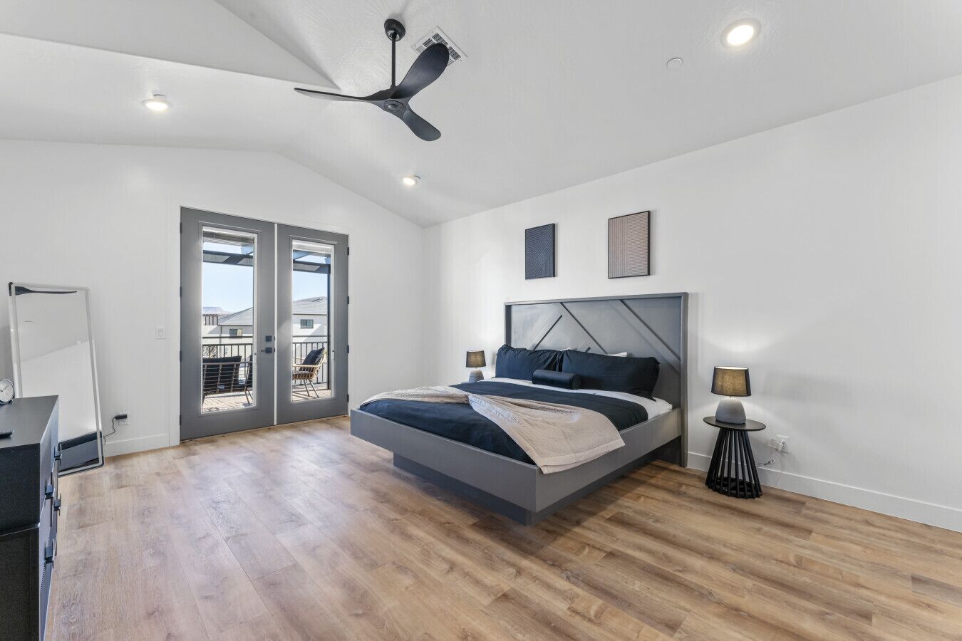 6 habitaciones, tabla de planchar con plancha y cuna de viaje 