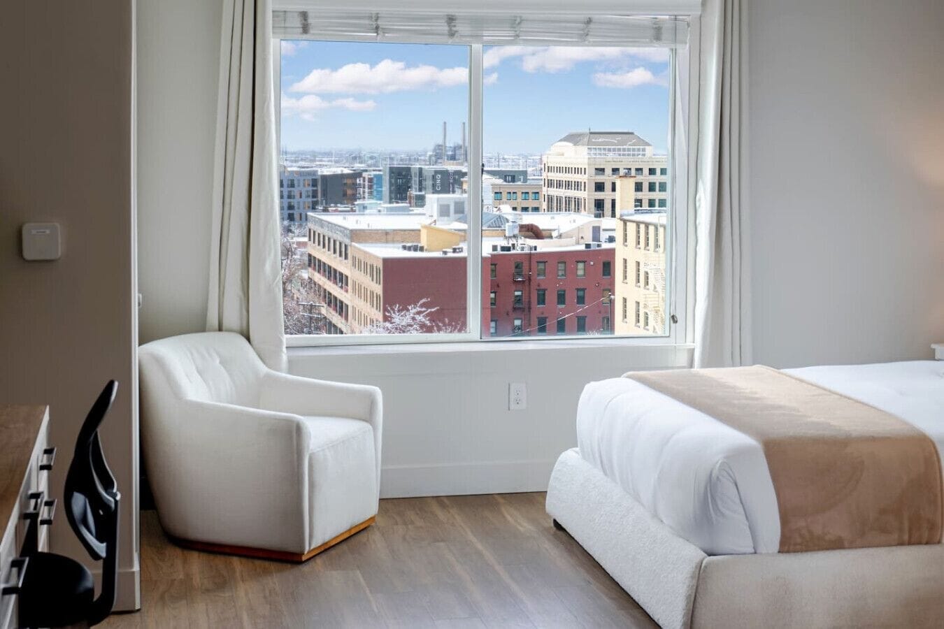 مكتب ومكواة/لوح كي وسرير سفر وواي فاي مجانًا