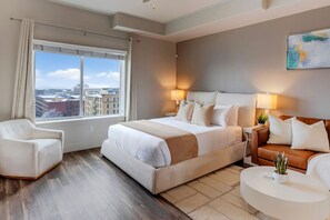 Escritorio, tabla de planchar con plancha, cuna de viaje y wifi gratis