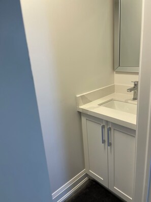 Een douche, een haardroger, een bidet, handdoeken