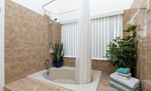 Haartrockner, Handtücher, Seife, Toilettenpapier