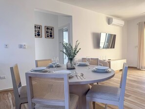 Apartment, 2 Bedrooms, Smoking, Balcony | Dining room