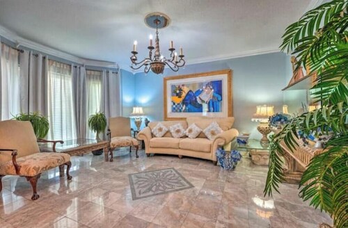 Maxie's retreat: Enjoy this charming house w/modern updates & timeless appeal.