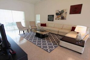 Smart TV - 4BDR w/ pool near Disney! (Kissimmee)