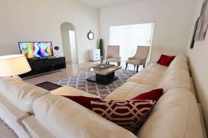 Smart TV - 4BDR w/ pool near Disney! (Kissimmee)