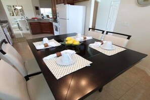 Dining - 4BDR w/ pool near Disney! (Kissimmee)