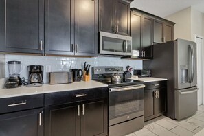 Kühlschrank, Mikrowelle, Ofen, Geschirrspüler