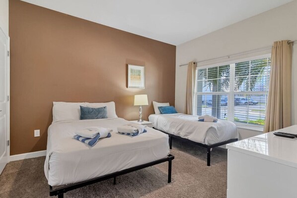 4 室のベッドルーム、デスク、旅行用ベビーベッド、WiFi