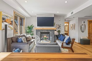 Televisión y chimenea 