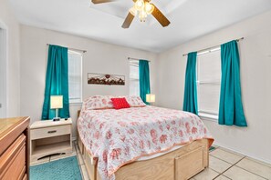 2 bedrooms, desk, free WiFi, bed sheets - Luxury Long Island Village 312 (Port Isabel)