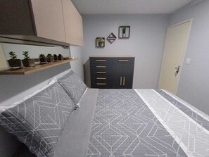 2 slaapkamers, een strijkplank/strijkijzer, wifi, beddengoed