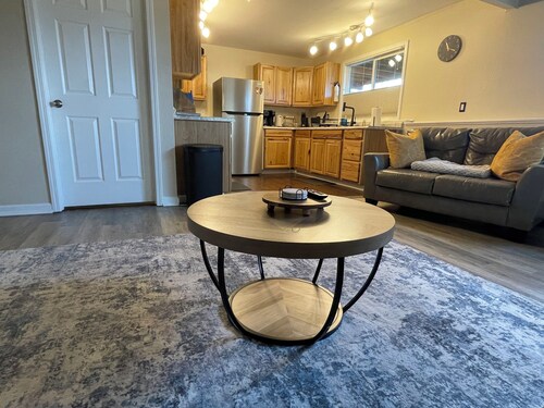 Your Alaskan Getaway - 2 Bedroom 1 bath close to everything!!! 