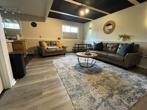 Your Alaskan Getaway - 2 Bedroom 1 bath close to everything!!! 